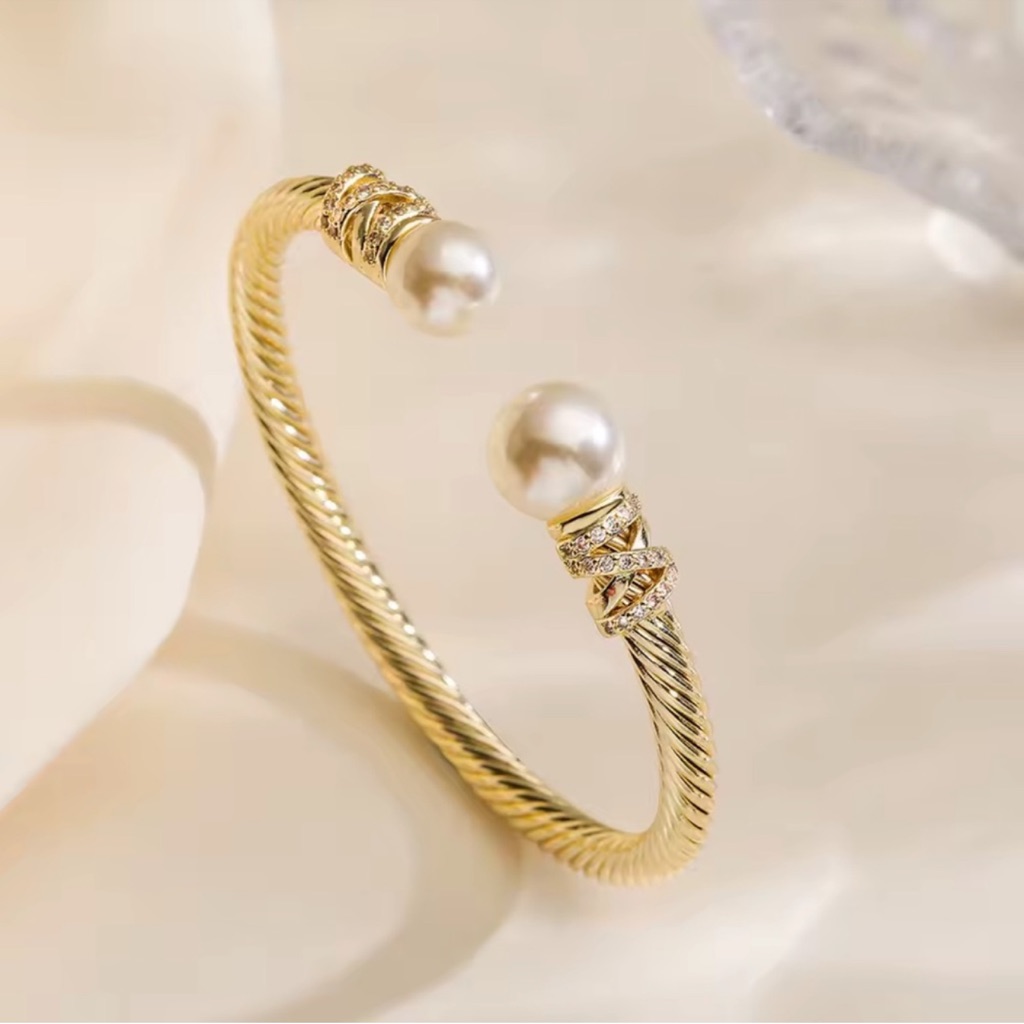 Nwot Elegant Gold And Pearl Open Cuff Bracelet 55$